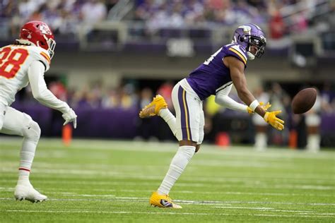 Vikings star wide receiver Justin Jefferson leaves in the 4th quarter with a hamstring injury